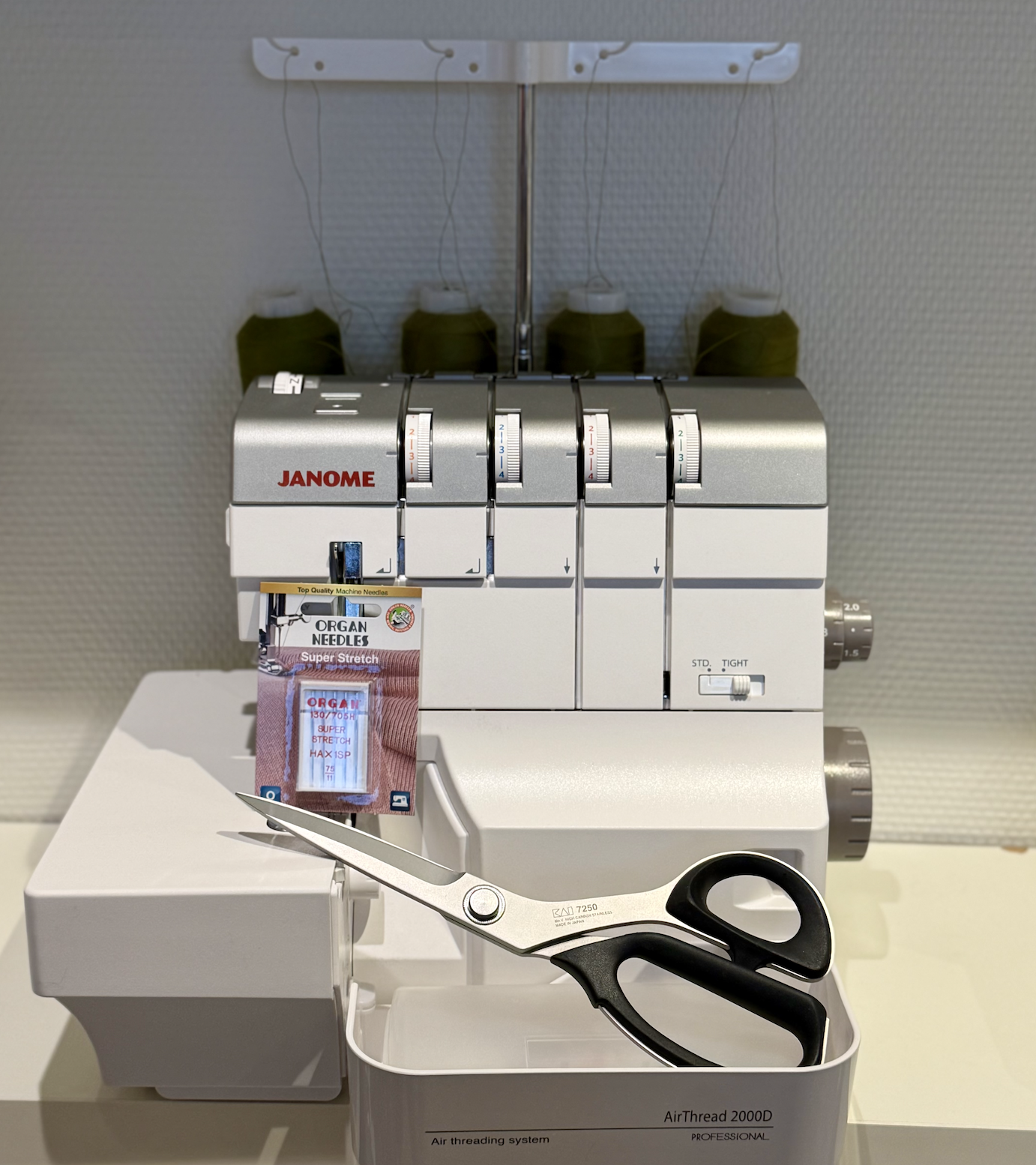 Kampanje - Janome AT 2000D med gavepakke