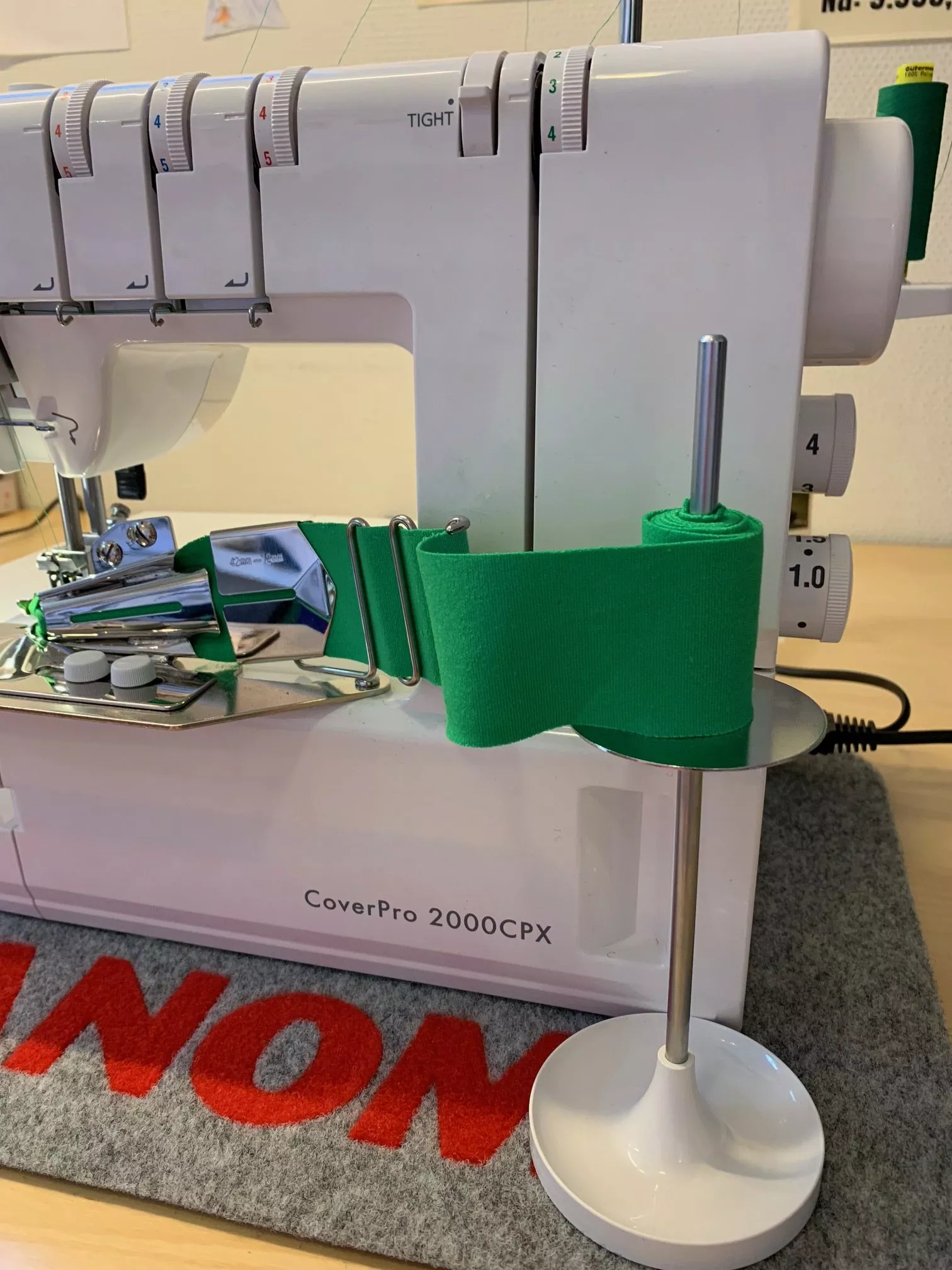 Kantebåndsstativ fra Janome til coversømsmaskin