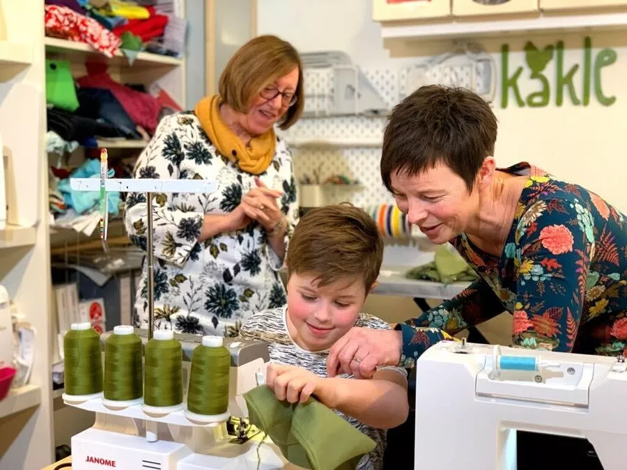 Utvalg av syutstyr i butikken