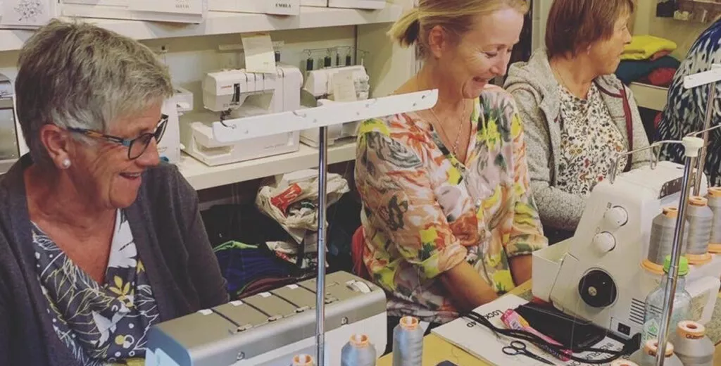 Kursdeltakere ved overlockmaskiner hos Kakle