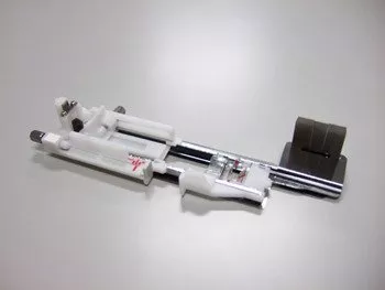 Knapphullsfot lang gruppe 1 til Janome symaskin med stabiliseringsplate